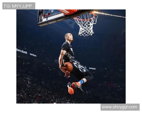 足球明星们的篮球梦想谁能在空中扣篮展现风采的精彩瞬间