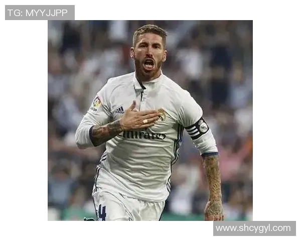 长发足球明星男生的魅力瞬间与风采展示，尽显运动与时尚的完美结合